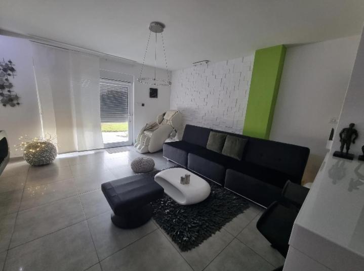 Apartment Plaza ----Wallbox 11Kw 16A ----- Private Spa- Jacuzzi, Infrared Sauna, Luxury Massage Chair, Parking, Entry With Pin 0 - 24H, Free Cancellation Until 2 Pm On The Last Day Of Check In Slavonski Brod Exterior foto