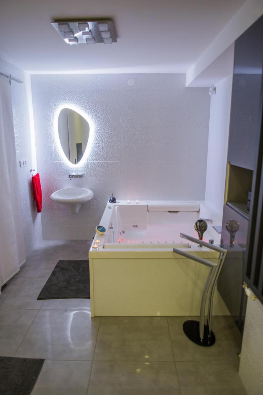 Apartment Plaza ----Wallbox 11Kw 16A ----- Private Spa- Jacuzzi, Infrared Sauna, Luxury Massage Chair, Parking, Entry With Pin 0 - 24H, Free Cancellation Until 2 Pm On The Last Day Of Check In Slavonski Brod Exterior foto