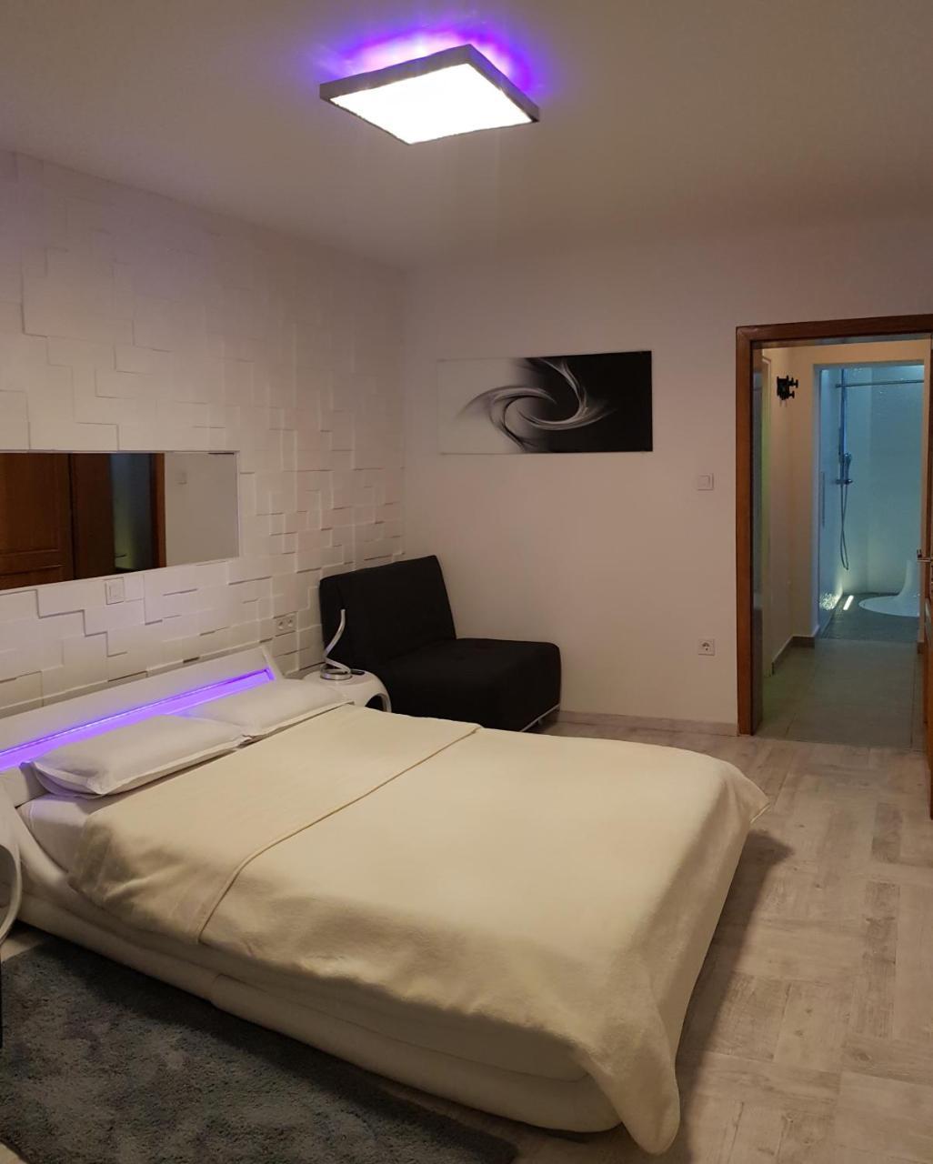 Apartment Plaza ----Wallbox 11Kw 16A ----- Private Spa- Jacuzzi, Infrared Sauna, Luxury Massage Chair, Parking, Entry With Pin 0 - 24H, Free Cancellation Until 2 Pm On The Last Day Of Check In Slavonski Brod Exterior foto